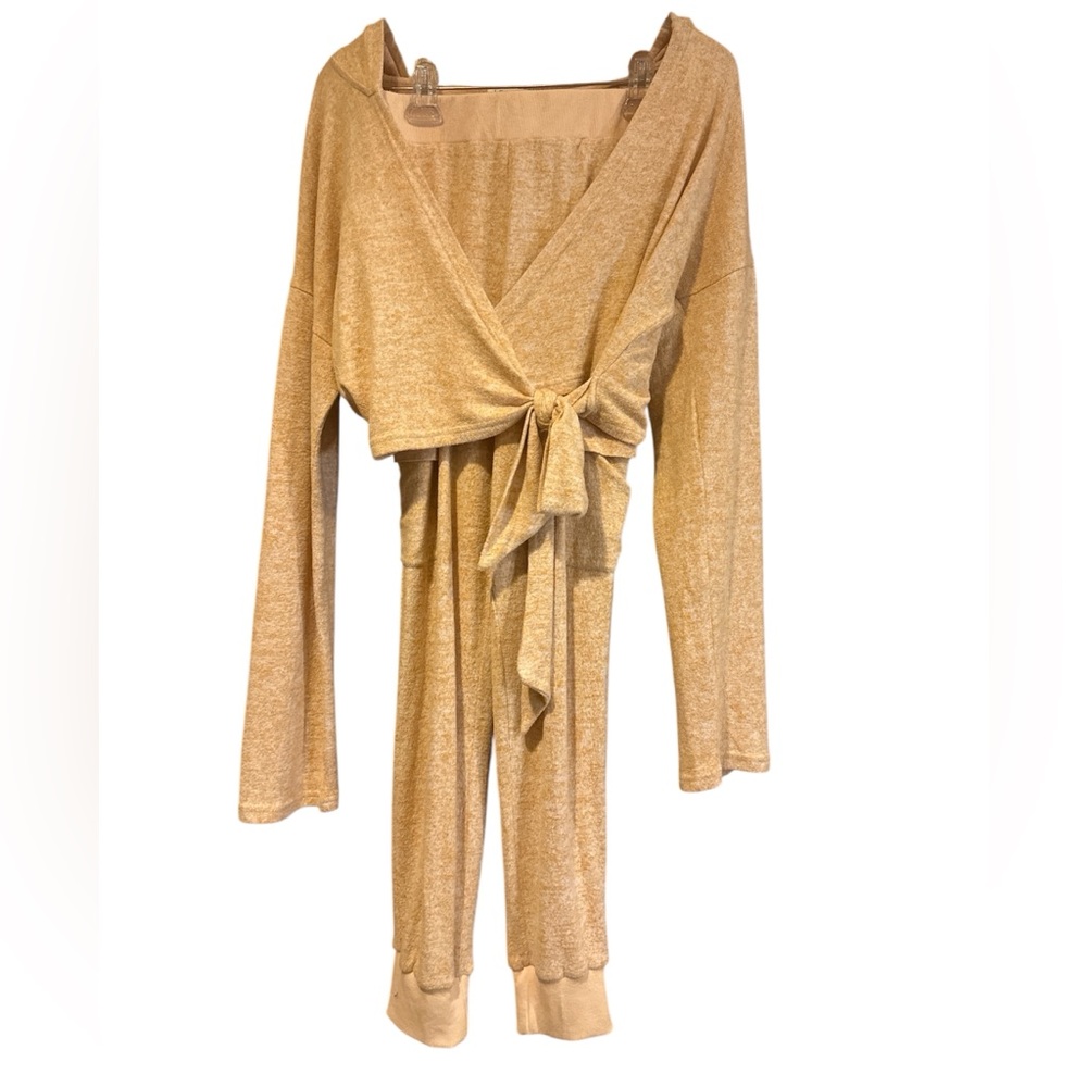 LE LIS - BUTTERY SOFT YELLOW 2 PIECE LOUNGE SET NWOT SIZE - M